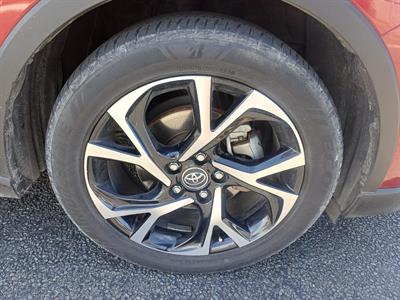 2017 Toyota C-HR - Thumbnail