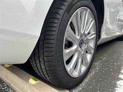 2015 Volvo V40 - Thumbnail
